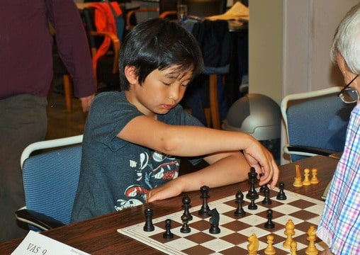 Khoi Pham achter het schaakbord