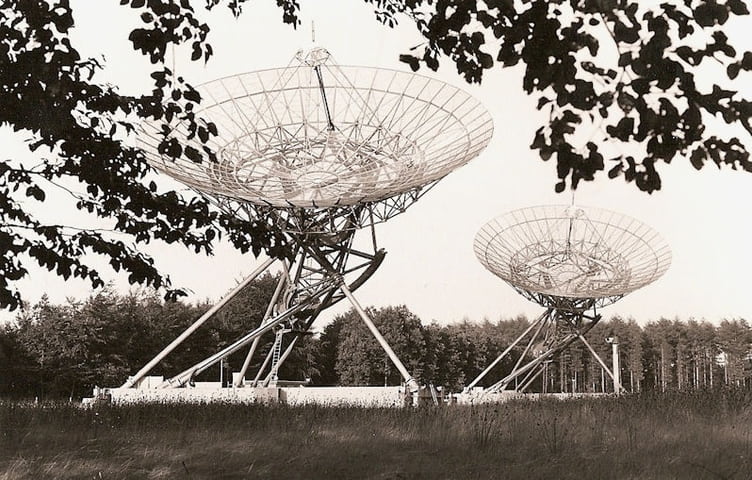 Twee telescopen aan de Halkenbroekerweg