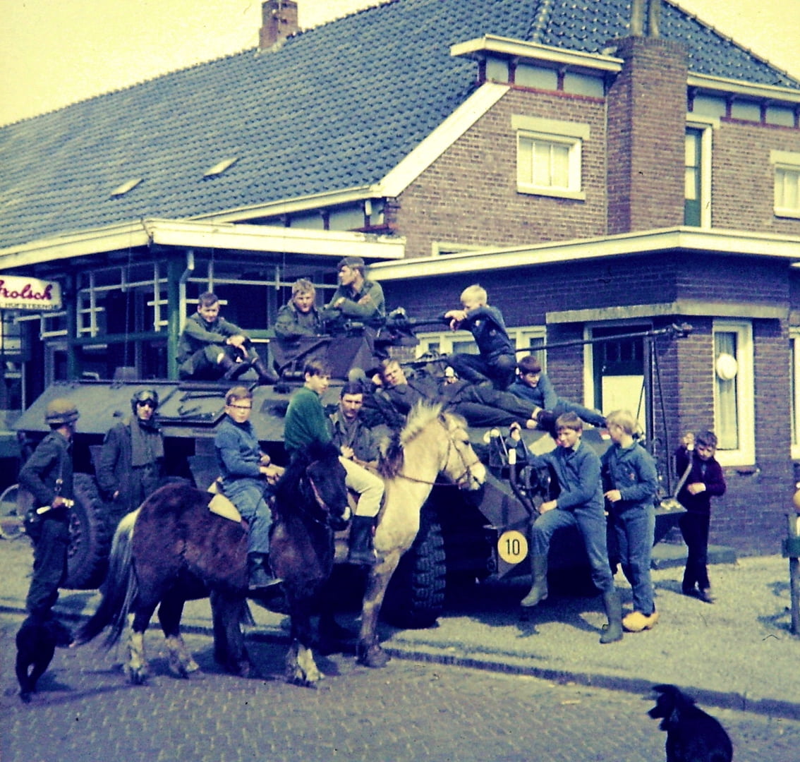 Bert Warringa op zwarte pony "Nico" groene sweater kon Henk Beijering wel eens zijn, Henk Kuipers Amerweg en Henk Kuipers Voorstreek, die jongen met de laarzen is volgens mij een kleinzoon van Jantien Pepping. Met de klompen Roelof Naber en de jongen rechts lijkt op Jan Hendriks.