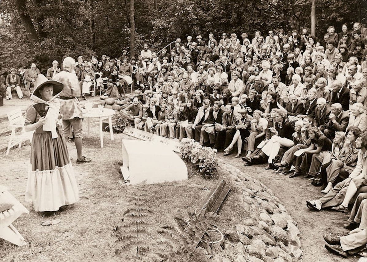 Openluchtspelgroep "De Pol" met het stuk "Kind van de rekening" gespeeld in 1977. U ziet een scène met M. Hoven-Beijering en Jan Sijbring. Het theater was volledig bezet.