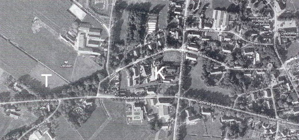 Kaartje Grolloo uit Google Earth met plaats van de tent voor de tentzending (T) en Plaats van de 'blikken kerk' (K).