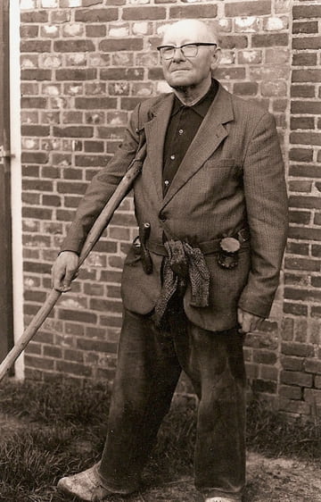 Jan Stevens in scheperstenue bij zijn huis in 1983.