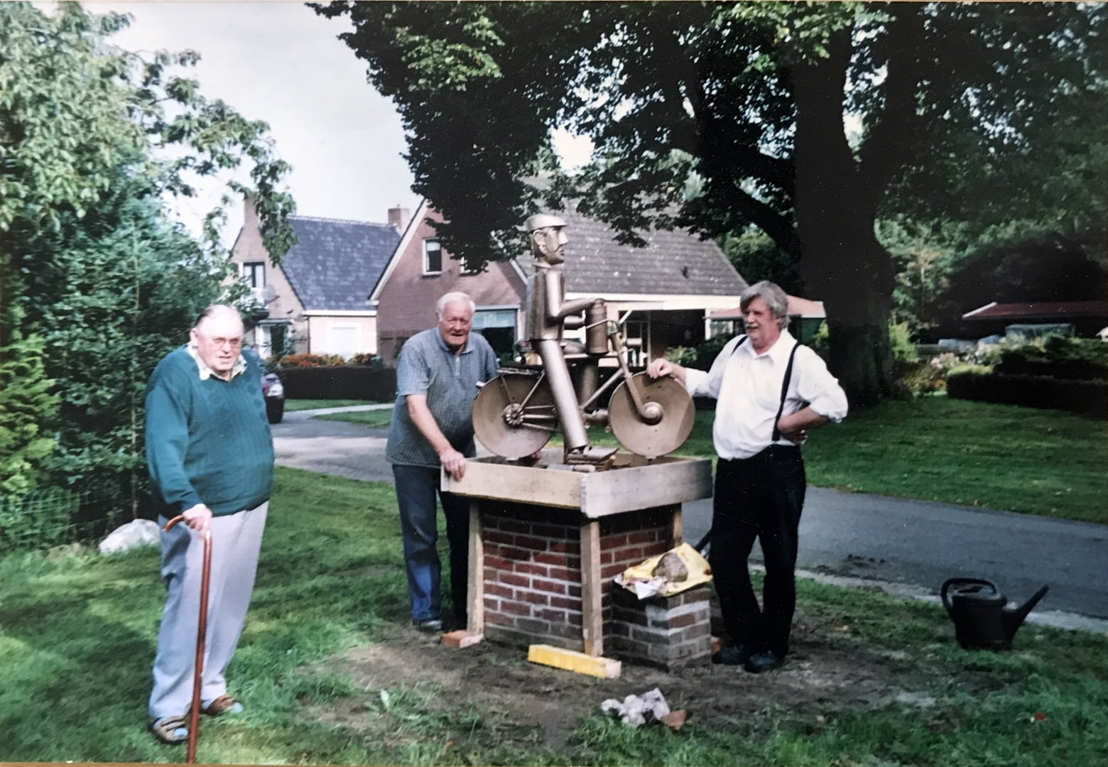 2006 Tieme Reinders, Jan Enting en Henk Zeelenberg tijdens het maken van de sokkel voor Boer met melkbus van Jan Jalving