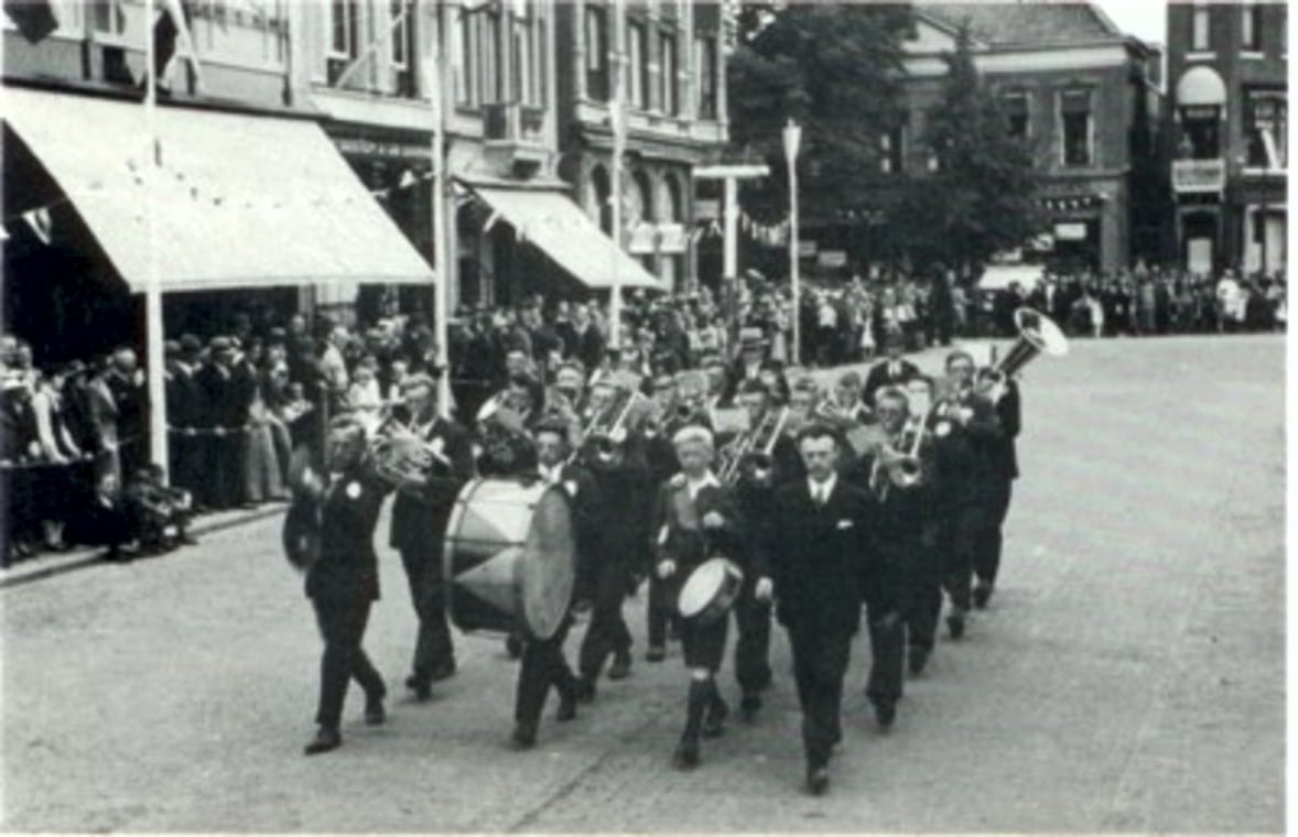 Muziekvereniging Crescendo in de mars. Muziekfeest in Assen, ± 1936.