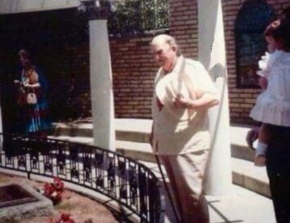 Colonel Tom Parker bezoekt het graf van Elvis op Graceland