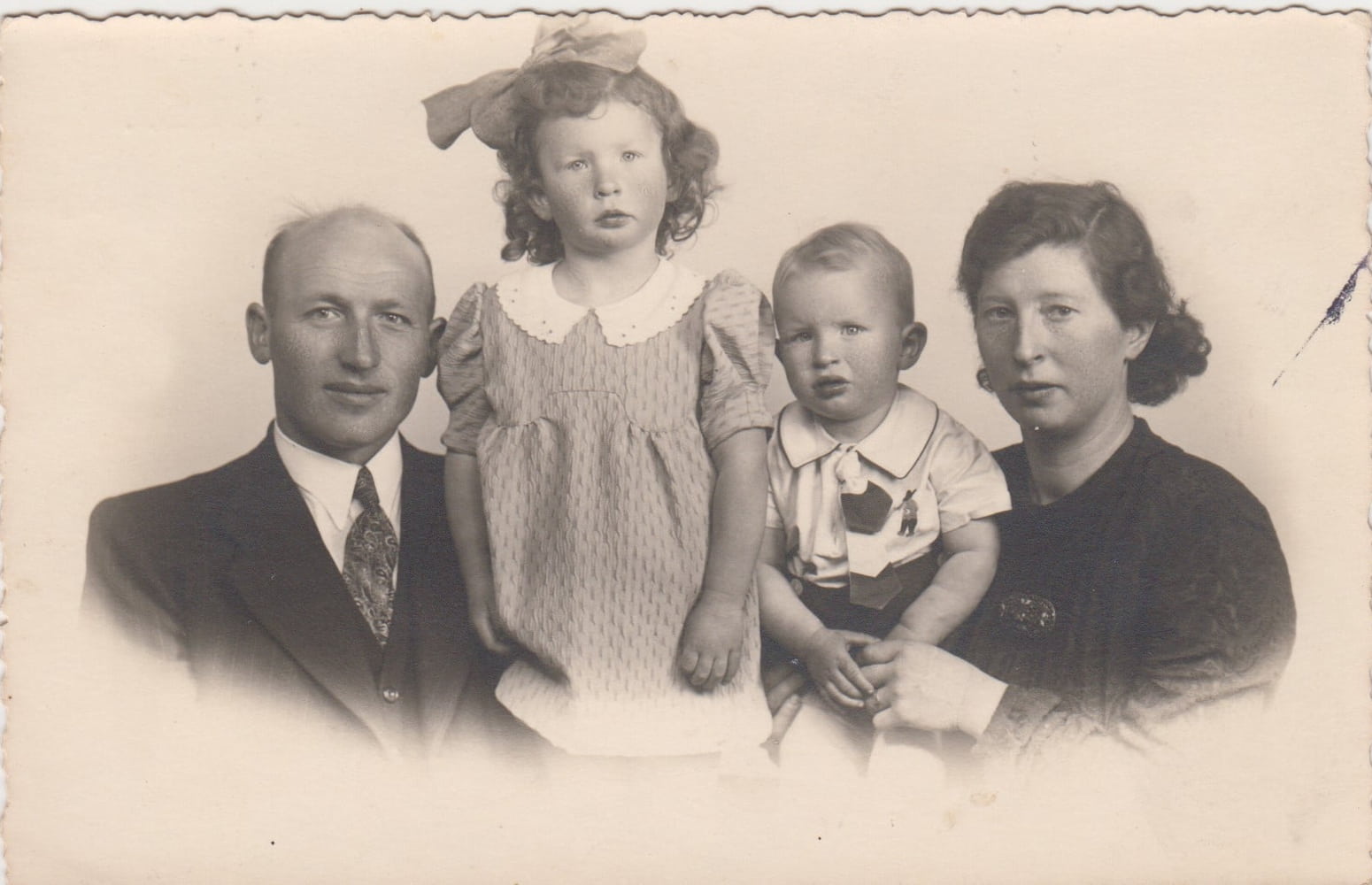 Familieprentje in oorlogstijd, Grolloo (ca 1943)