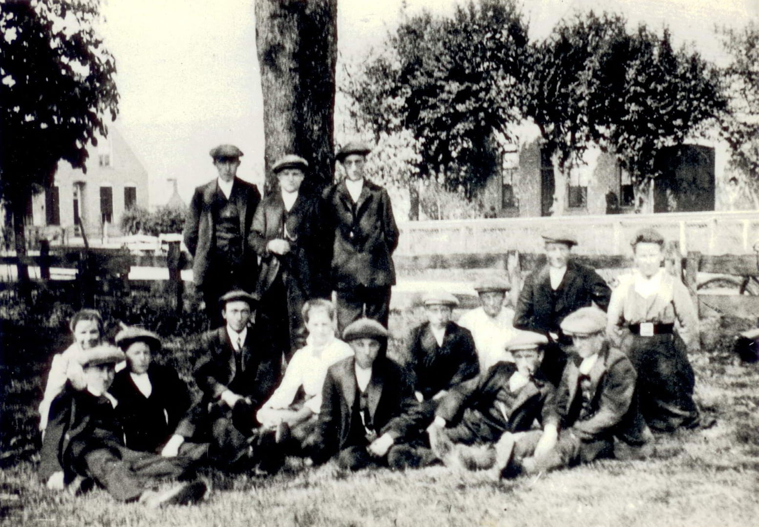 Een groep personen uit Grolloo in ± 1920.