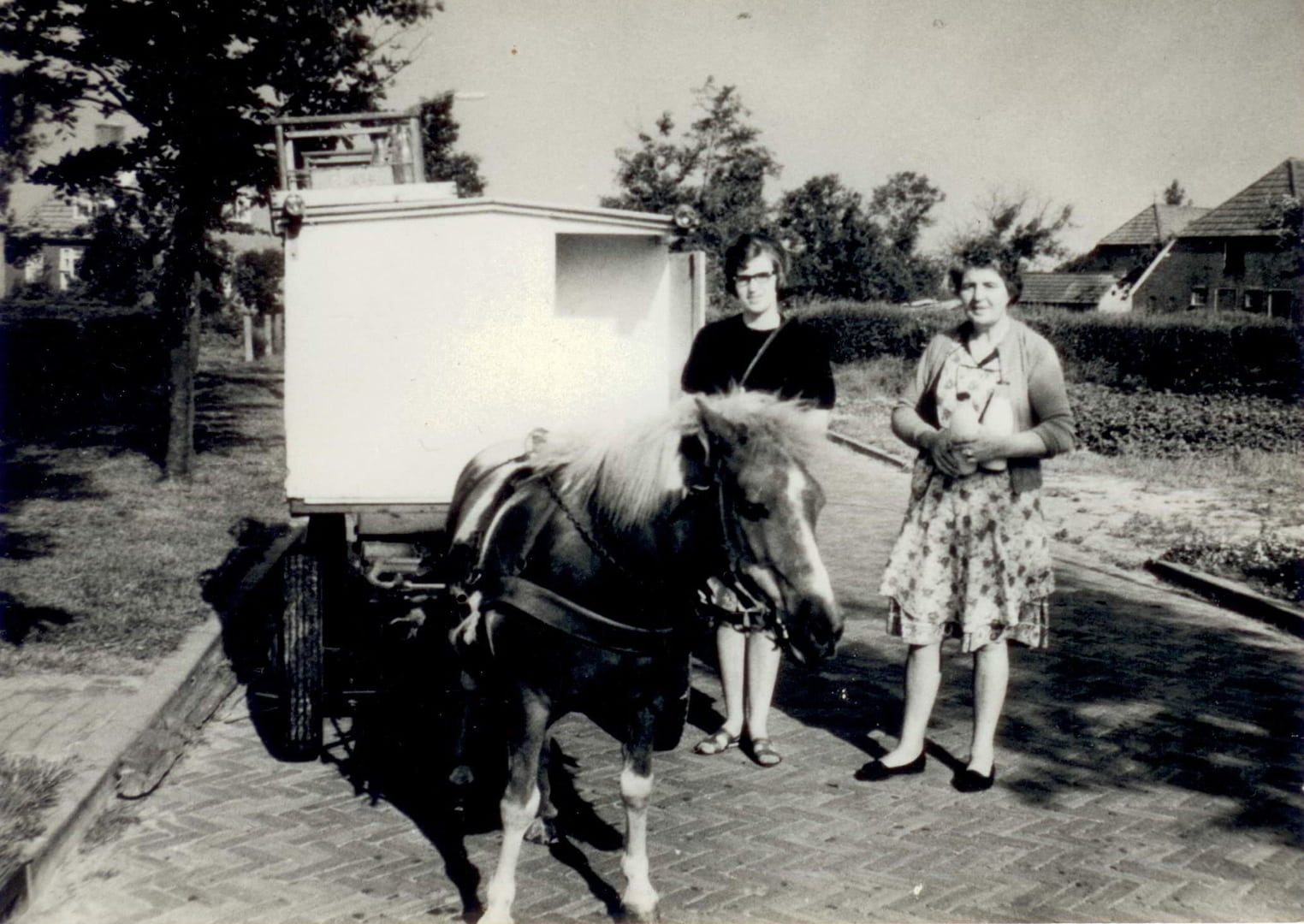 Diena Pepping en haar moeder, Jantien Pepping-Ratering bij de melkkar van de zuivelfabriek in 1960.