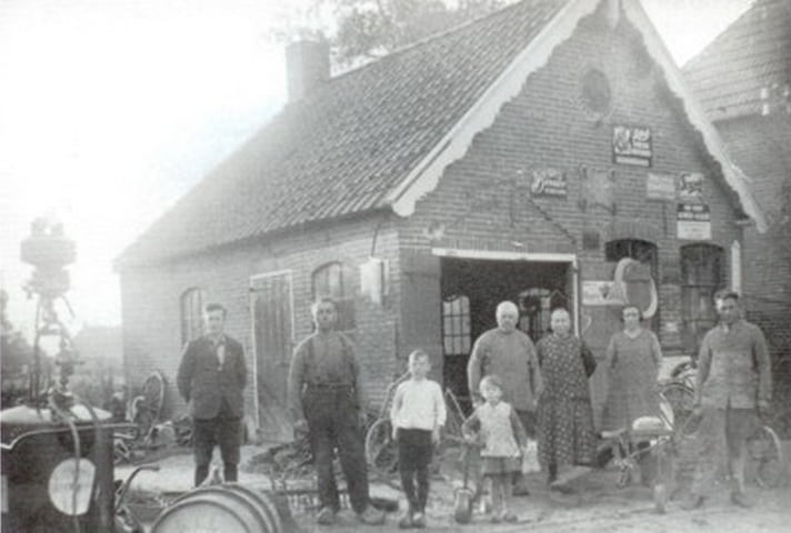 De oude Kroeze-smederij in Grolloo in 1937