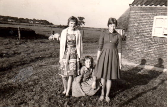 Oostereind 3, Grolloo, 50er jaren. Rechts Roelie Aaltje Sijbring (van Pieter en Geesje)