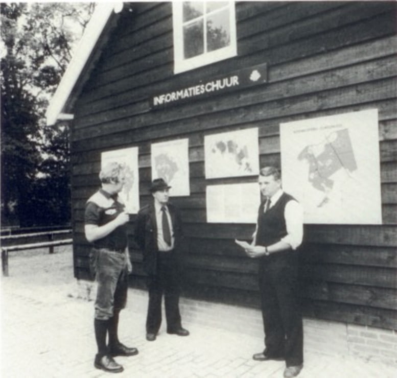 Informatieschuur van staatsbosbeheer aan de Elperweg in 1981. Op de foto districtshoofd Schol, boswachter Coers en boswachter en beheerder van kampeerterrein Het Uteringskamp Smit.