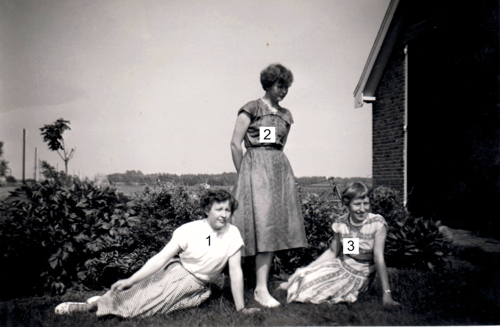 Oostereind 12, Grolloo. Geertje Oosting (geb. 5-10-1940), Jantien Langejans Sijbring (geb. 8-10-1940) en misschien Tina Bentum