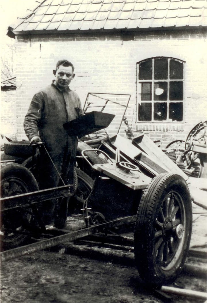 Jan Kroeze aan het repareren in 1947.