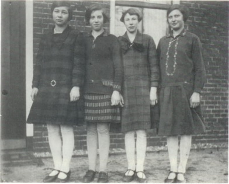 Vier vriendinnen in ± 1928. Jantje de Weme, Aaltje Luinge, Egbertje Lesschen, Aaltje Jansen.
