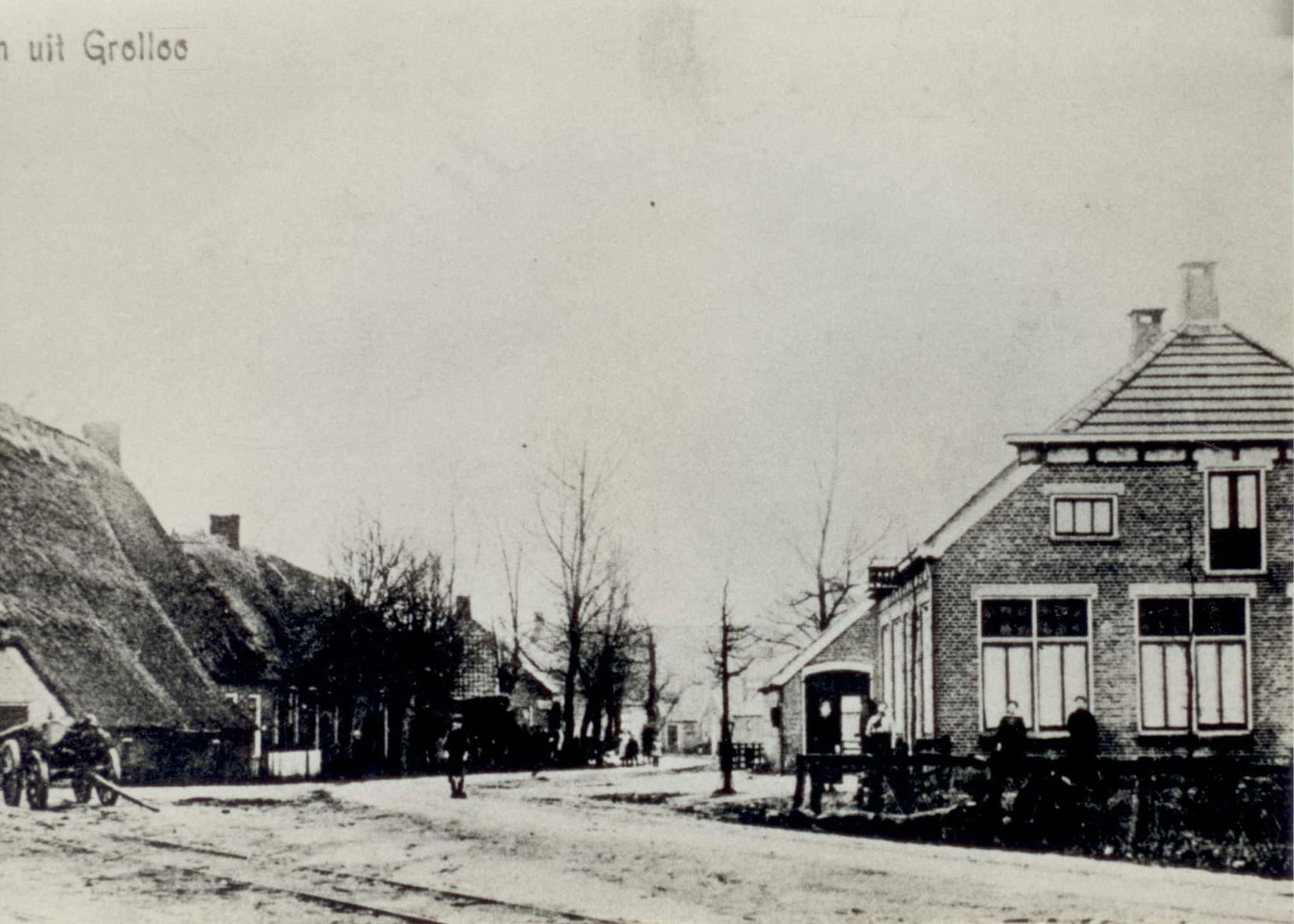 Een gedeelte van de Hoofdstraat omstreeks 1920. Op de voorgrond de tramrails.