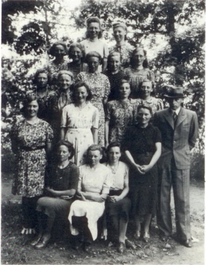 Meisjesvereniging N.H. Kerk. ± 1939
