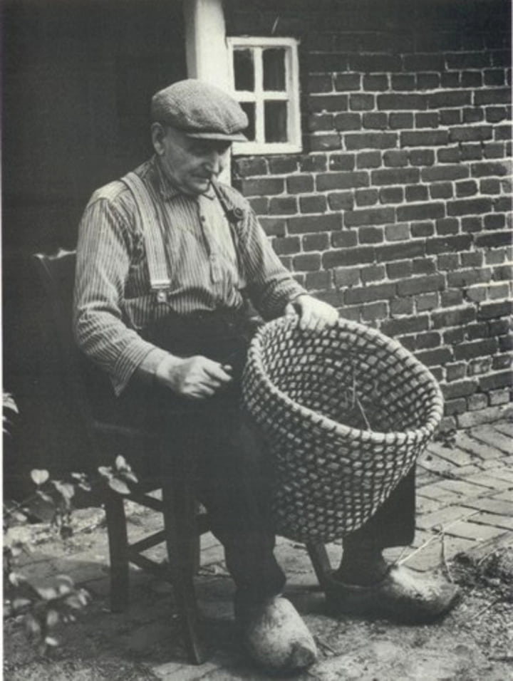 Roelof Pronk aan het afwerken van een bijenkorf in 1977. Een fraai geheel.