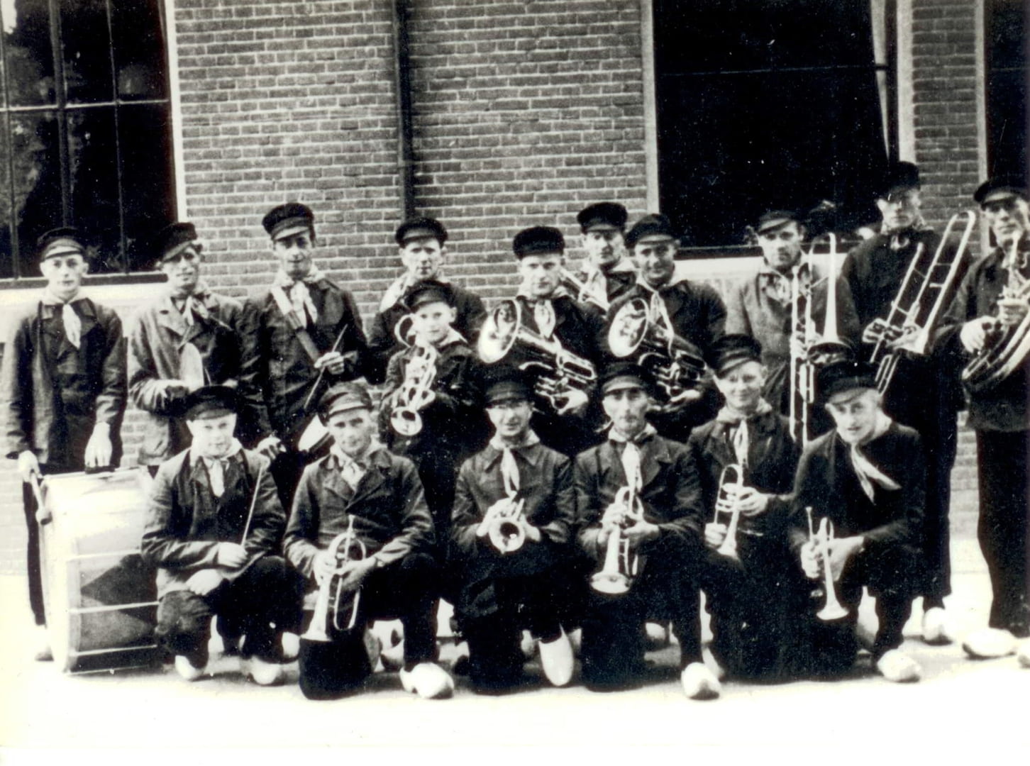 Muziekvereniging Crescendo als boerenkapel 1954 schoolfeest.
