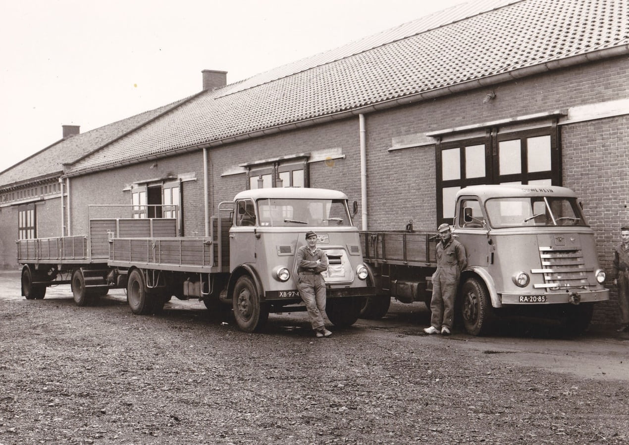 vrachtwagens met chauffeurs melkfabriek
