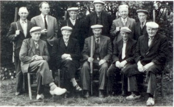 Een aantal jagers verzameld in ±1950. Achterste rij van links naar rechts: A.J. Hadders, S. Kiers, J. Dijks, Js. Meems, T. Leever, B. Zeewuster. Voorste rij: M. Veenhof, J. Hartlief, R. Meems, R. Oeben, K. Schuurman.