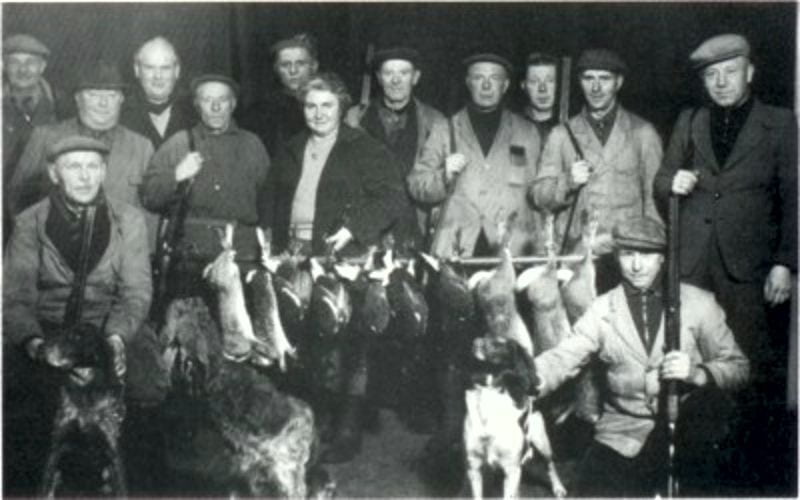 De jacht was goed in ±1950. Van links naar rechts (staand): K. Schuurman, H. Tenhof, Van Duren, B. Zeewuster, H. Hartlief, mevr. Van Duren, J. Hartlief, J. Dijks, W. Braam, H. Hadders, T. Leever. Zittend: M. Veenhof, A.J. Hadders.