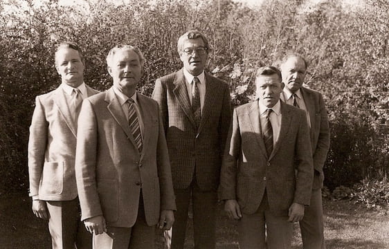 Het bestuur van de begrafenisvereniging Grolloo en Omstreken in 1986.