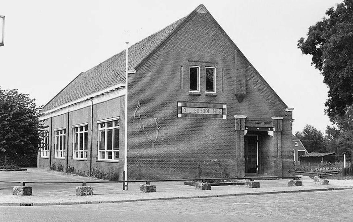 De school, kort voor de sluiting. De foto is uit 1986.
