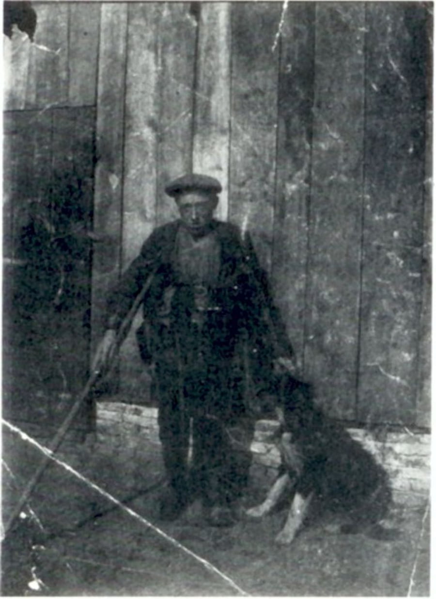 Jan Geerts in volle uitrusting met zijn onafscheidelijke hond. ± 1912.