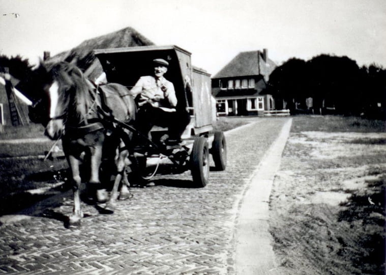 Jan Stevens met zijn venterskar in 1950 op weg naar huis.