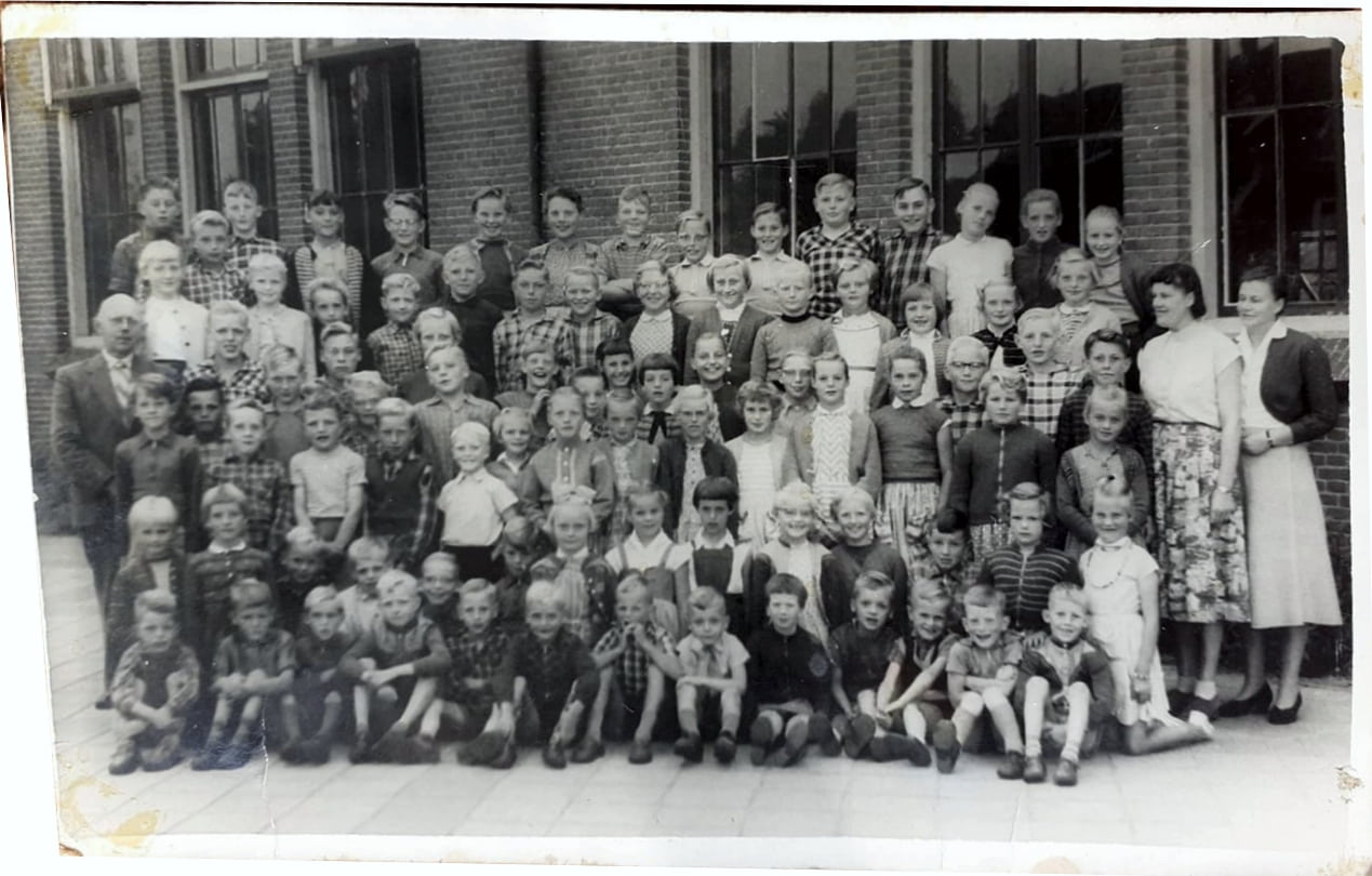 Alle leerlingen van de school in Grolloo. 1957-1958.