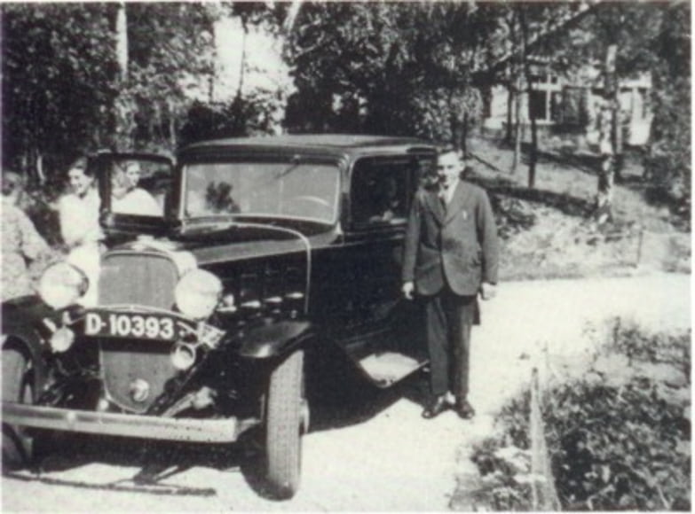 Jan Kroeze bij zijn lesauto en taxi in 1938. Voor f 25,-- kon je net zo lang les nemen totdat je in het bezit was van een rijbewijs.