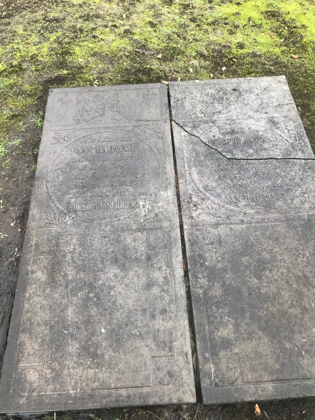 Hieronder links zien we de grafsteen van Jan Hagting
