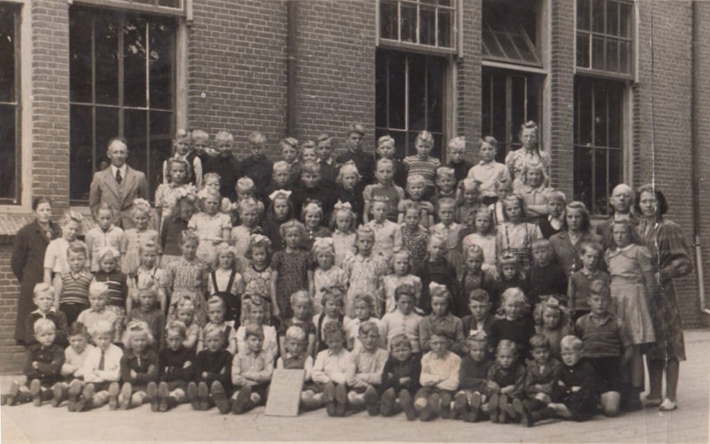 Hier een foto uit 1946 van de dorpsschool in Grolloo