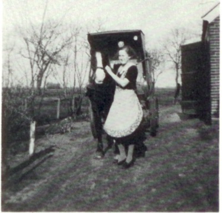 Alie Luinge met paard en venterskar naast de bakkerij in 1939.